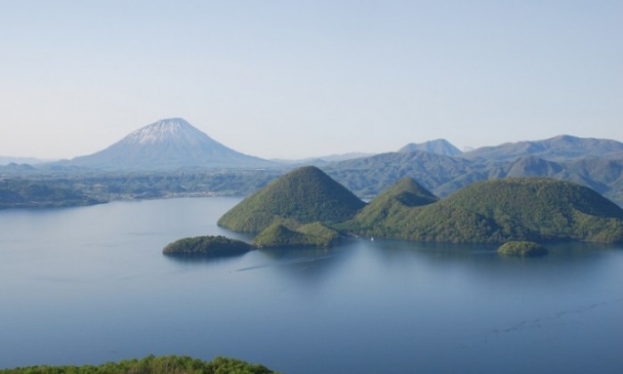 Travel Lake Toya and Noboribetsu